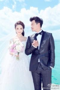 佟丽娅晒唯美婚纱照 发爱情感言“我嫁对了”[图]