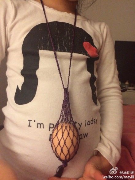 爱马半身入镜,脖子上戴有外婆织好的蛋套