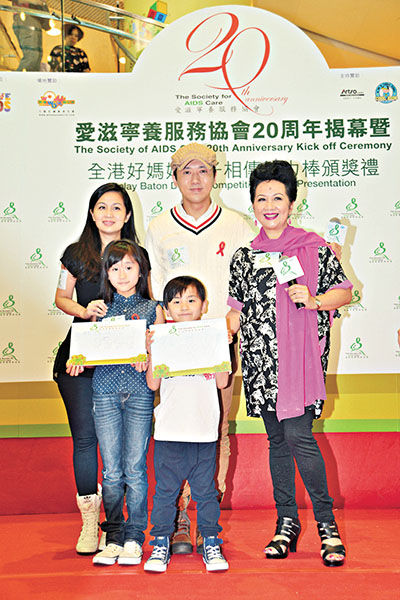 薛家燕(右)联同林子博的子女及太太出席活动。