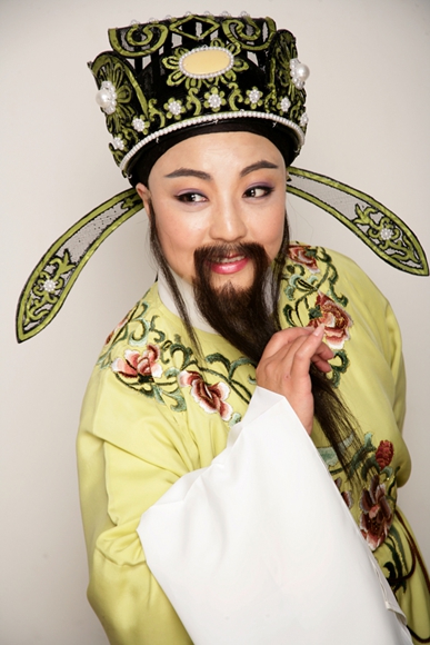 丁小蛙演绎《王老虎抢亲 越剧公益演出尊老免费送票
