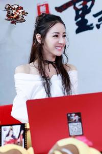 迪丽热巴直播人气爆表 亲临《新风云》开测盛典教粉丝舞剑