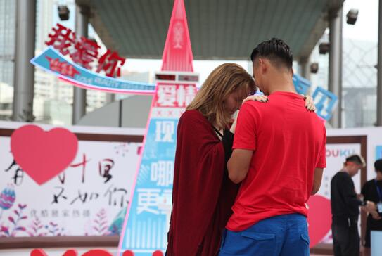 图片包含 人员, 建筑物, 户外, 男士已生成极高可信度的说明