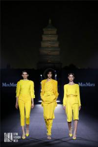 Max Mara������ǰ���ܾ��䣬�ٴ�����